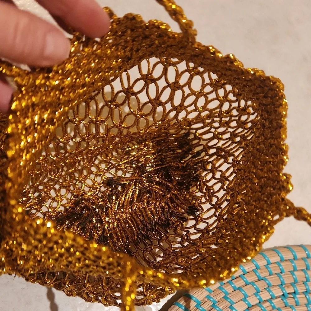 Elegant Gold Woven Women's Bag - Picture 14 of 17